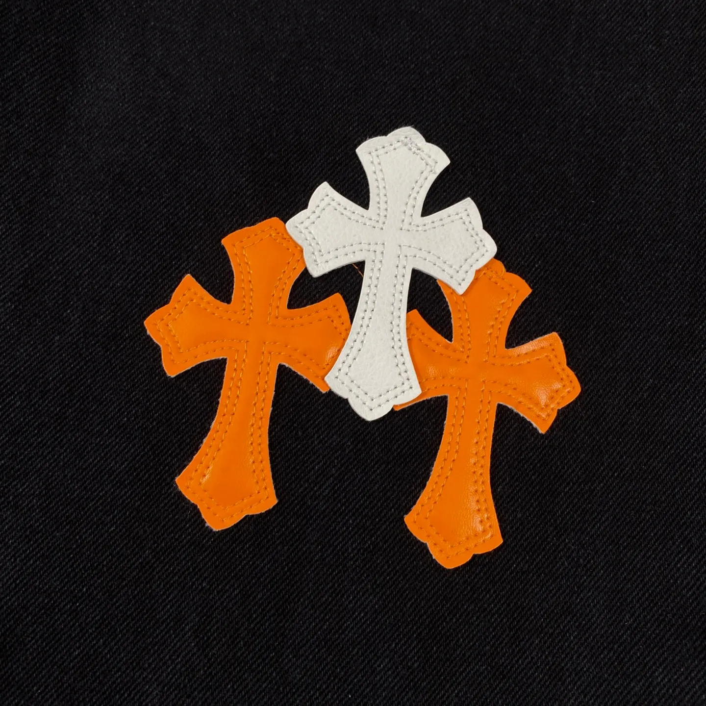 🅿️280 Chrome Heart Classic black with orange laser cross patchwork leather jeans. The pants are made of top-notch heavy-duty washing technology, and every detail shows ingenuity. The calfskin is laser-cut to make a delicate cross, which is both a tactile and visual enjoyment. Paired with aged silver hardware, it is retro, high-end and full of texture. The straight-cut upper body turns into "chopstick legs" in an instant, easily modifying the shape of the legs. It can be controlled by any body shape and has a full sense of luxury.  This is a carefully crafted high-end version, the quality far exceeds that of street currency, and the details can stand the scrutiny of a magnifying glass. Although the price is close to the people, the quality is completely in line with the big brands, and it is easy to follow the trend.  Classic black, low-key and versatile. Pair it with simple T-shirts and personalized shirts to easily create a fashionable look. Whether you are going out daily or attending events, you can be the center of attention.  Color: black Size: S M L XL 28 30 32 34